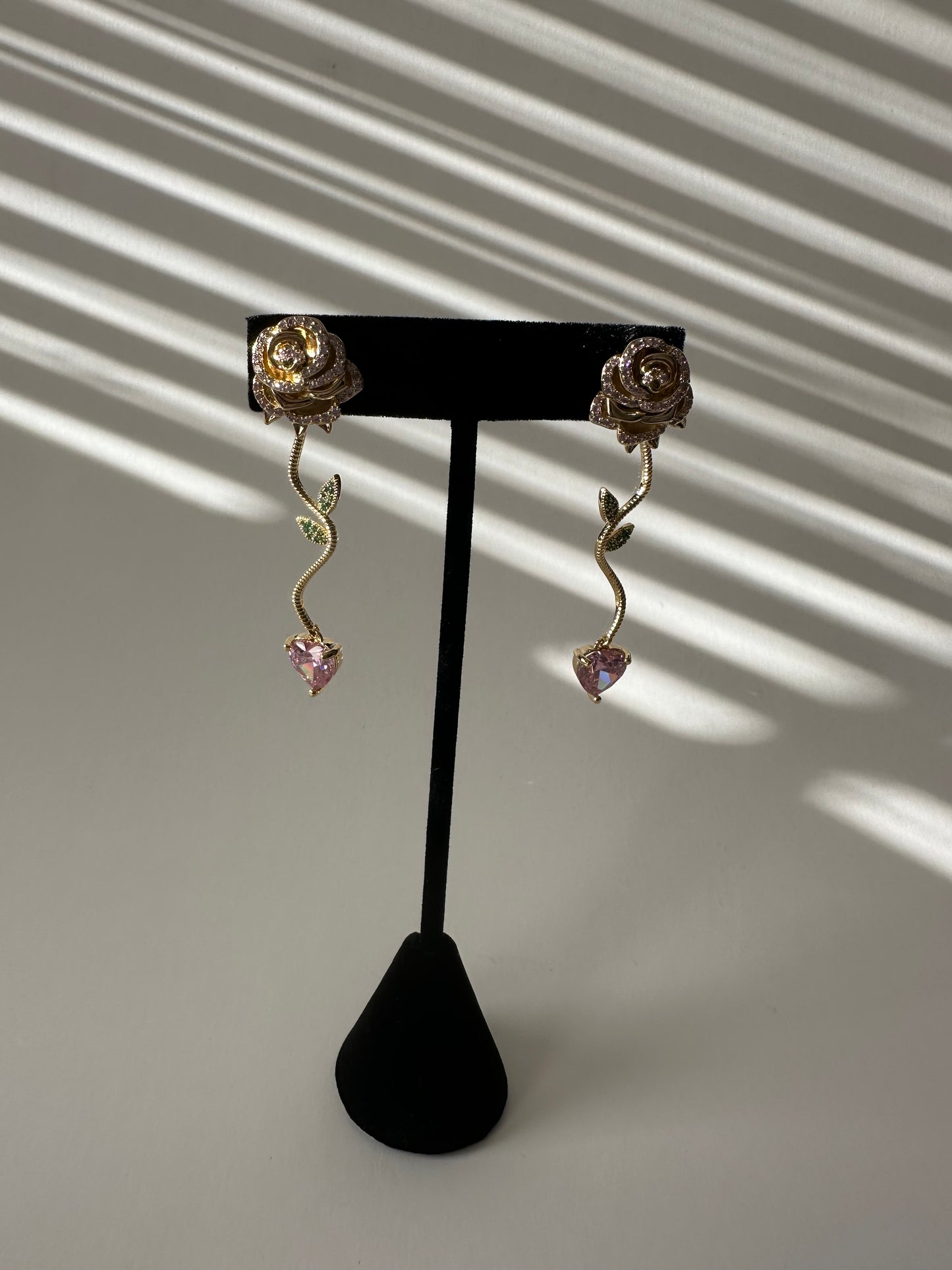 Rose and heart earrings - gold tone