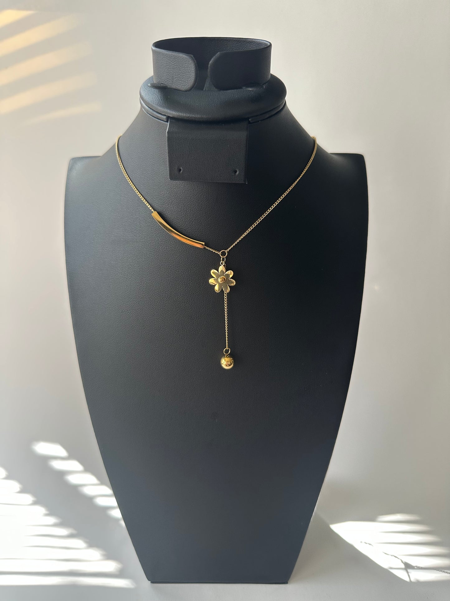 Floral daisy charm necklace - 18K gold plated