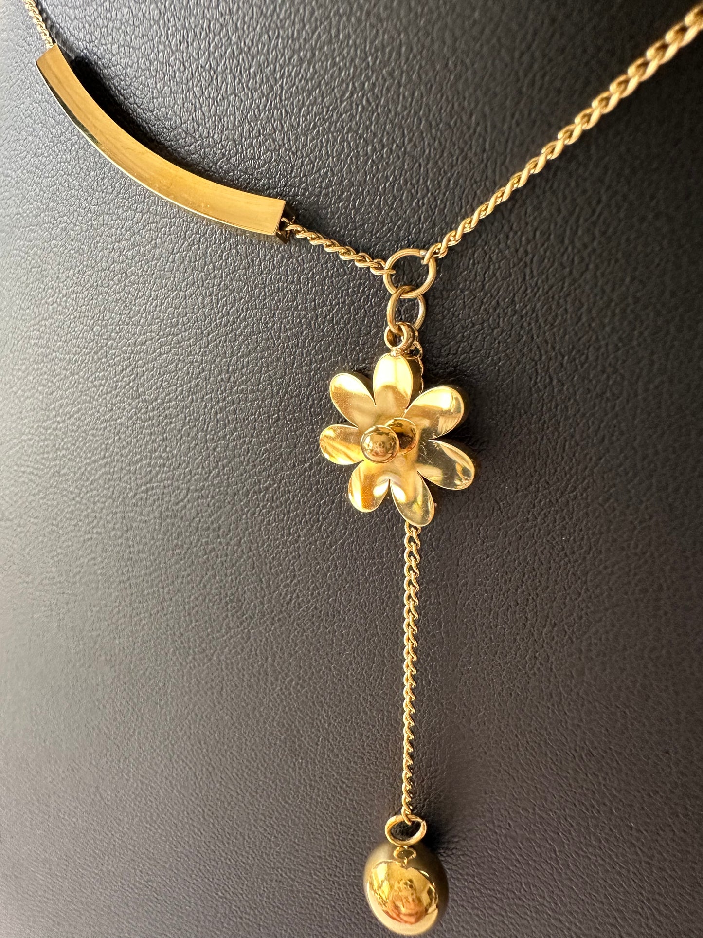 Floral daisy charm necklace - 18K gold plated