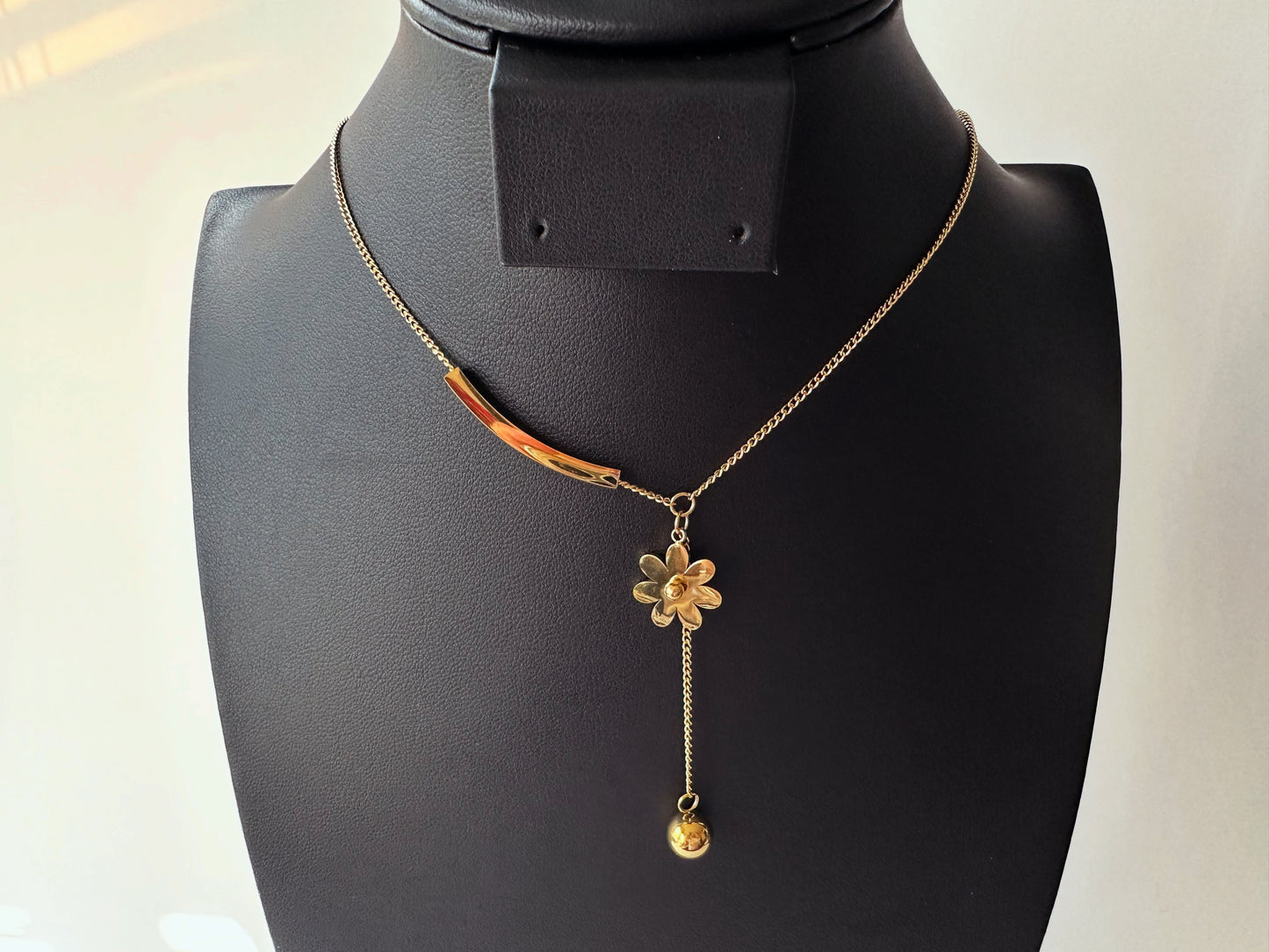 Floral daisy charm necklace - 18K gold plated